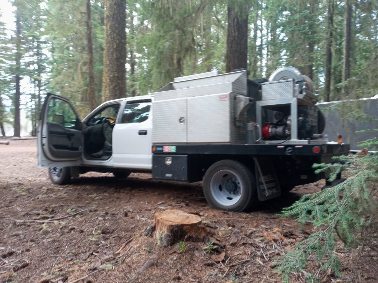 Automated mobile wildfire suppression unit